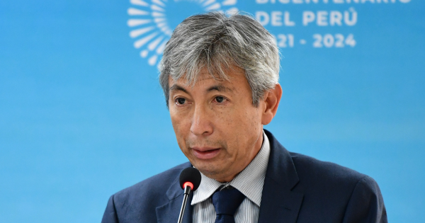 Ministro de Economía sale en defensa de Boluarte: "Rechazo los excesos de la Fiscalía en su contra"