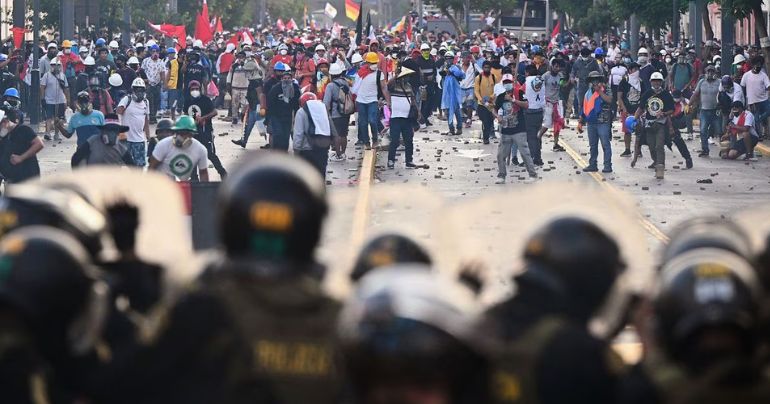 Portada: Protestas en Perú: bloqueos de carreteras solo se mantienen en Puno