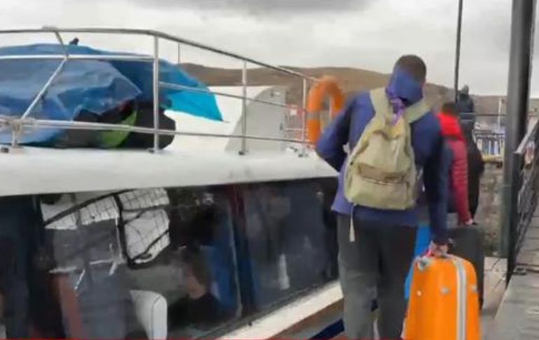 Puno: turistas extranjeros toman embarcaciones para llegar a Bolivia tras cierre de aeropuerto