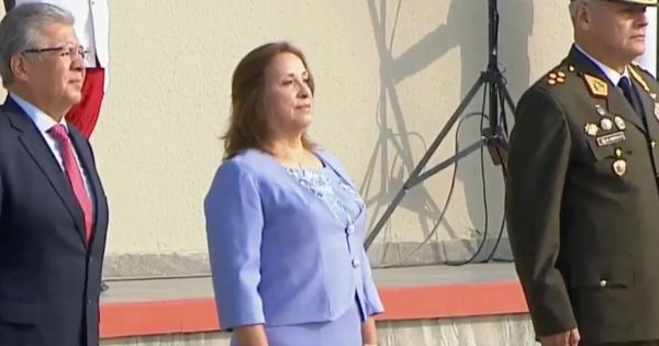 Dina Boluarte se hace presente en la entrega de la Medalla al Defensor de la Democracia