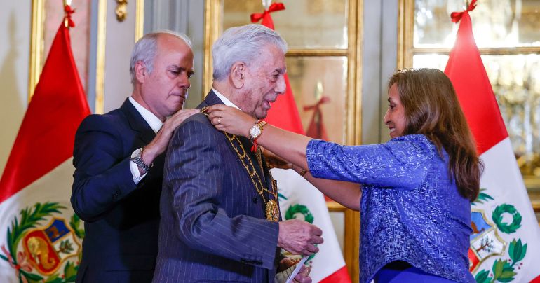 Mario Vargas Llosa es condecorado por Dina Boluarte: "En Perú prevalece la democracia y se rechazan injerencias externas"