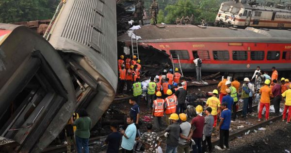 India: incrementa a 288 el número de muertos en choque de trenes