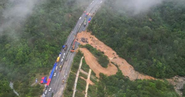 Portada: Tragedia en China: 48 muertos y decenas de vehículos destruidos deja el colapso de una carretera