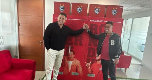 Christian Cueva posa junto al presidente de Cienciano: ¿será su nuevo club?