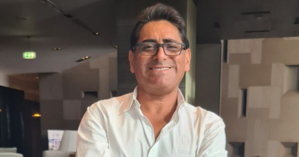 Portada: Carlos Álvarez invita a celebrar su 40° aniversario