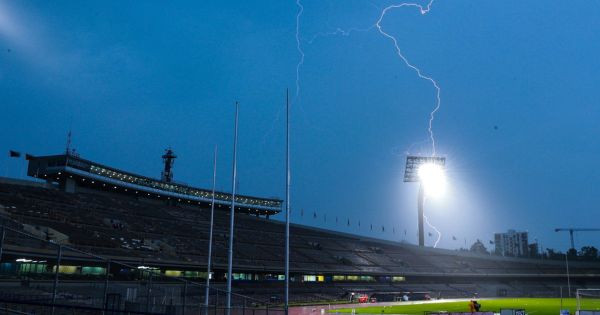 Portada: Francia: un muerto y varios heridos tras la caída de un rayo en una cancha de fútbol