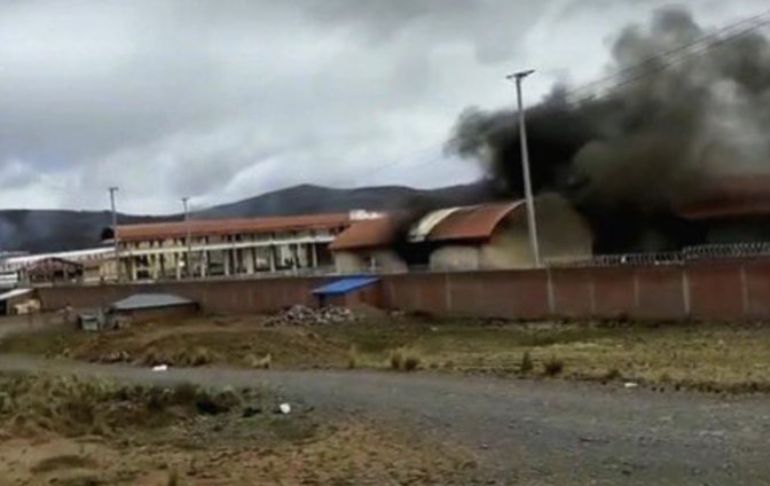 Puno: Delincuentes incendian local del Centro Binacional de Atención en Frontera en Desaguadero [VIDEO]