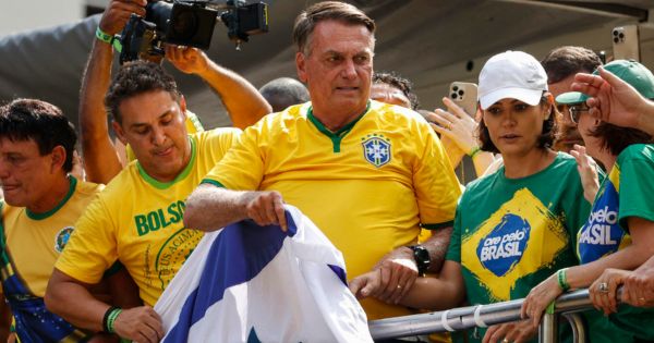 Bolsonaro rechaza que se aparte a opositores de las siguientes elecciones ante multitud de seguidores en Sao Paulo