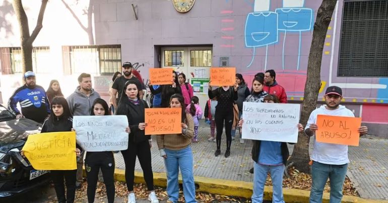 Tres profesoras son denunciadas por abuso sexual de niños de 4 años en Argentina