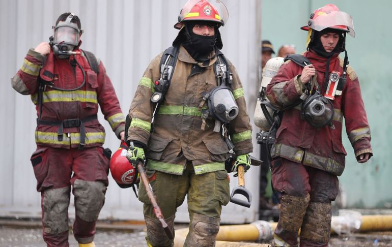 Lima: más de 30 incendios fueron atendidos por los bomberos en las primeras horas de Navidad