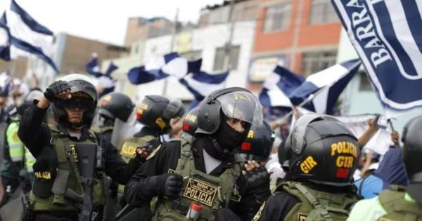 ¡Vergonzoso! Hinchas de Alianza Lima agreden a la policía tras perder ante Universitario (VIDEO)