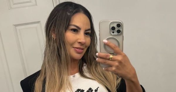 Pamela López nuevamente recibe rosas y se burla: "Otro autoregalo"