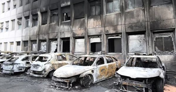 Portada: Francia: muere bombero mientras apagaba un incendio de autos durante violentas protestas