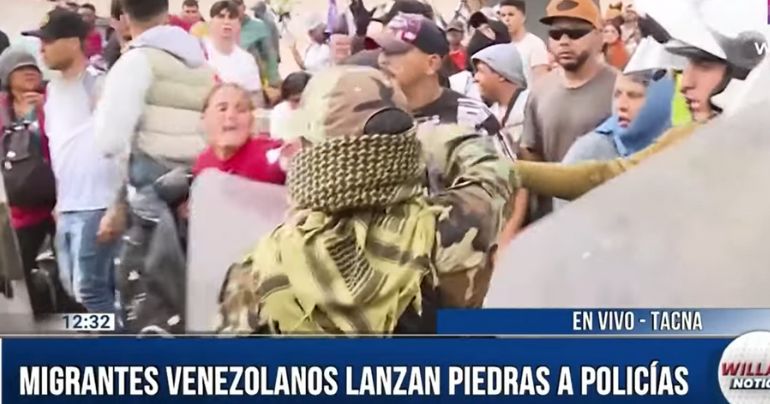 Migrantes venezolanos lanzan piedras a Policía Nacional del Perú