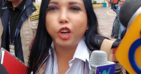 Portada: Ministra de Comercio Exterior explota y quita micrófono a periodista: "Soy madrina del Cusco"