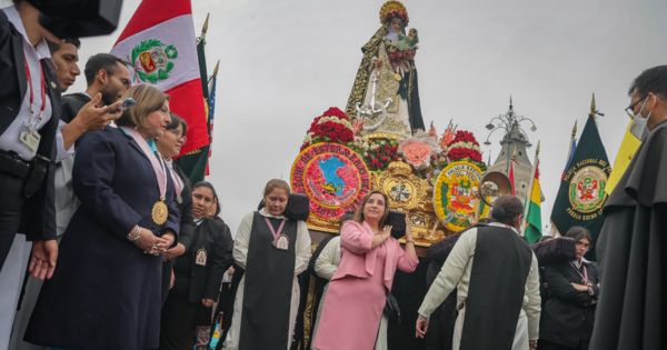 Portada: Dina Boluarte: presidenta cargó el anda de la imagen de Santa Rosa de Lima