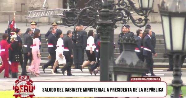Hania Pérez de Cuéllar en modo 'Barbie': ministra llegó de rosado a la Catedral de Lima
