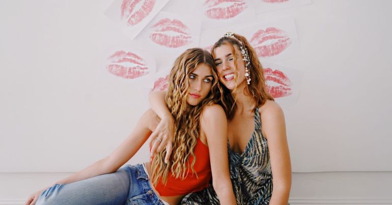 Alessia y Arianna Rovegno estrenan su nueva canción 'Besitos sin amor'