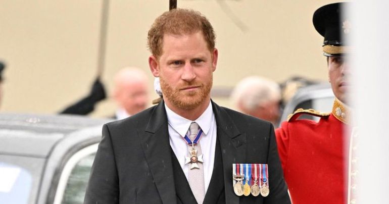Príncipe Harry llegó sin Meghan a la coronación de Carlos III y no participó en saludo con la Familia Real