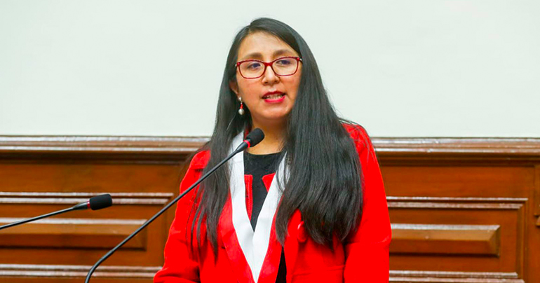 Ruth Luque denuncia penalmente a ministro de Educación por declaraciones sobre mujeres aimaras