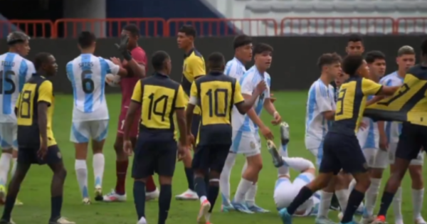 Portada: Selecciones Sub-16 de Argentina y Ecuador protagonizaron fuerte pelea en partido amistoso