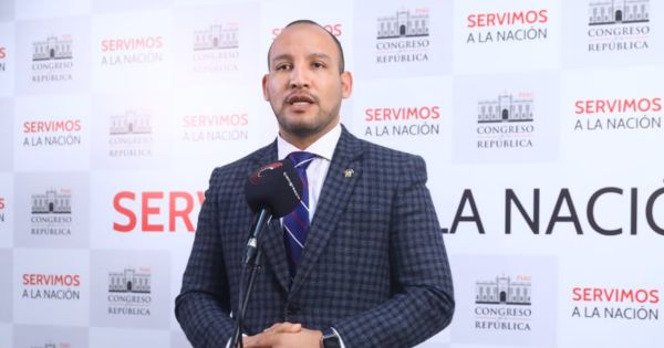 Portada: Alejandro Muñante presenta denuncia contra Lima Airport Partners por baños con “identidad femenina”