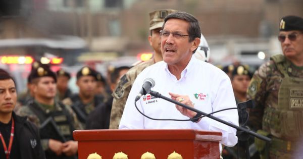 Jorge Chávez: "Si malos elementos de las FF.AA. han traficado granadas, les caerá todo el peso de la ley"