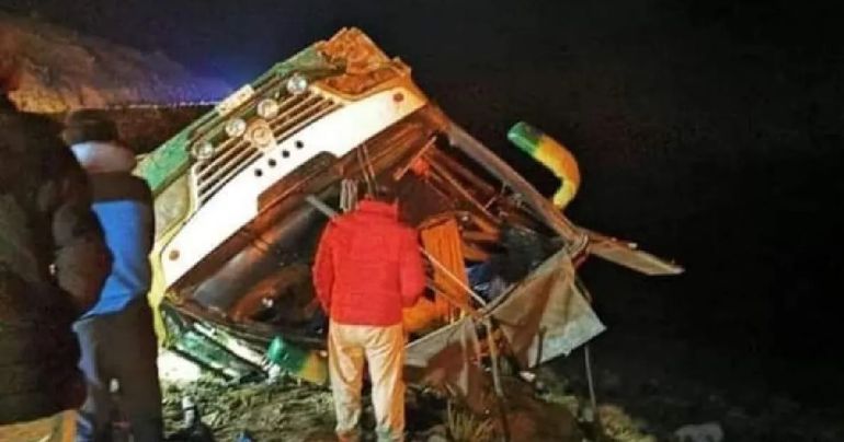 Portada: Arequipa: cinco muertos y 30 heridos dejó la volcadura de un bus interprovincial en Caylloma