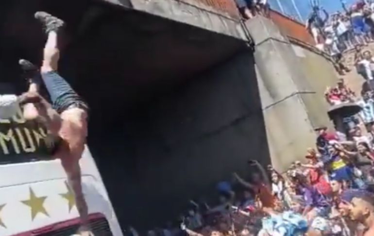 Portada: ¡Pudo ser una tragedia! Hincha saltó de un puente para entrar al bus de la selección argentina y cayó al suelo [VIDEO]