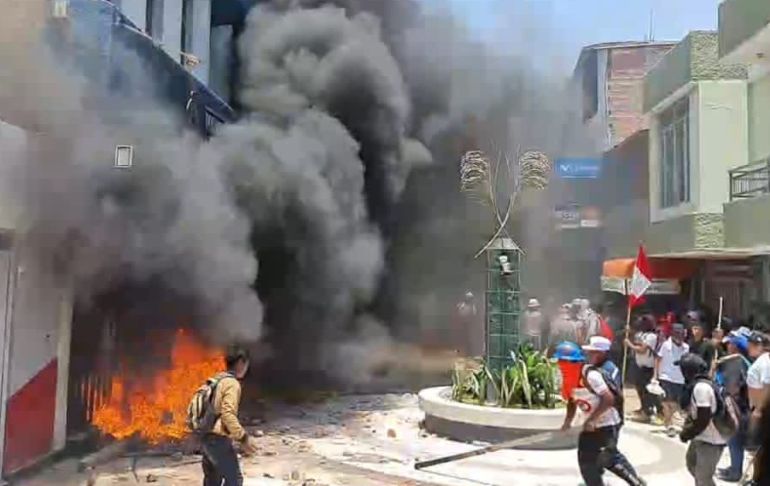 Vándalos incendian sede del Ministerio Público en Arequipa