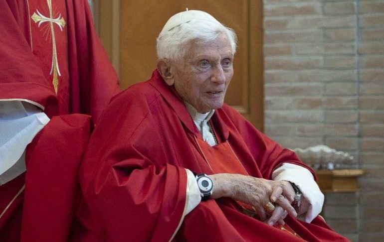 Expontífice Benedicto XVI está "muy enfermo", anunció el papa Francisco