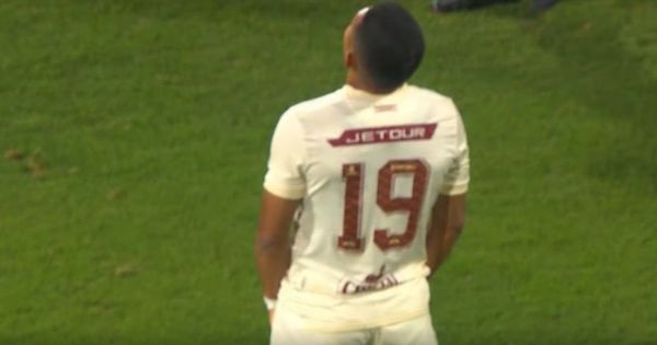 Alianza Lima vs. Universitario: Edison Flores falló un insólito gol para la 'U'