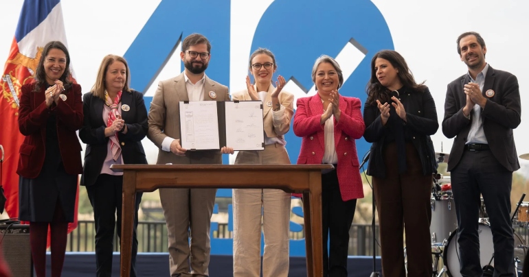 Chile: Gabriel Boric promulga ley que reduce la semana laboral a 40 horas