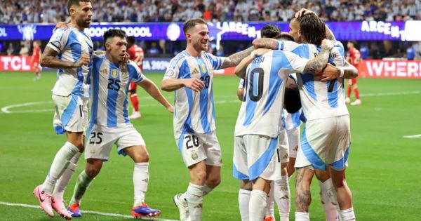 Portada: Argentina va en busca del bicampeonato en la Copa América: venció 2-0 a Canadá y clasificó a la final del certamen