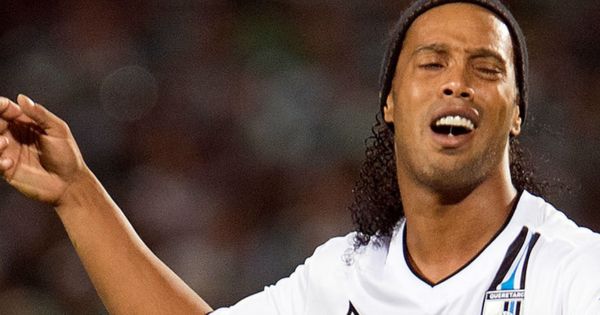 Ronaldinho podría volver a la cárcel por estafa de criptomonedas