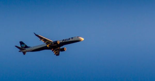 Mujer es detenida por abandonar a su nieta en aeropuerto de Estados Unidos y abordar vuelo