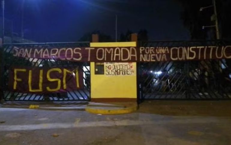 Estudiantes se suman a protestas contra el Gobierno y toman puerta 3 de San Marcos