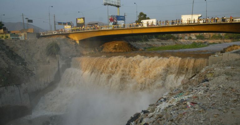 Portada: ¡ATENCIÓN! Se ha contenido 5 puntos críticos de posible desborde de los ríos Rímac y Chillón
