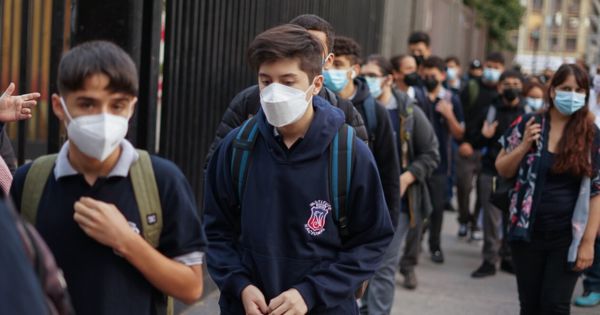 Portada: Chile vuelve al uso obligatorio de mascarillas en colegios por brusco brote viral