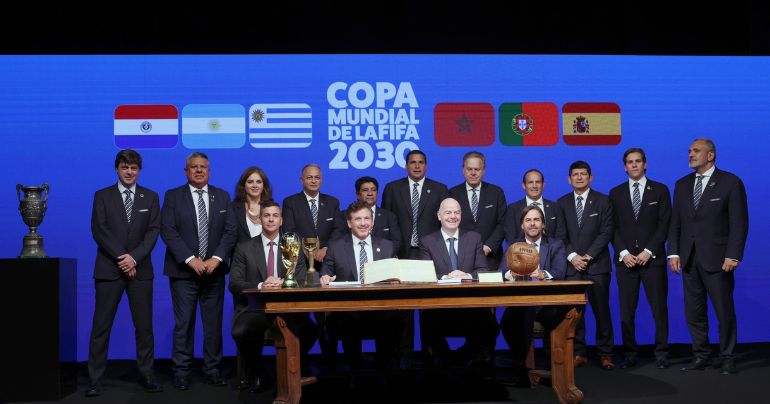 Portada: Mundial 2030: FIFA, Conmebol, además de representantes de Paraguay y Uruguay, firmaron acta realización
