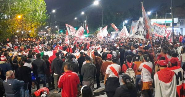 Portada: Selección Peruana: hinchas realizaron banderazo a las afueras del hotel de concentración