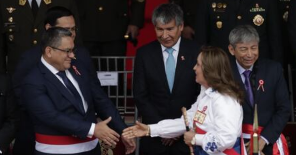 Dina Boluarte no saluda a su 'wayki' Wilfredo Oscorima en su llegada al Desfile Militar 2024