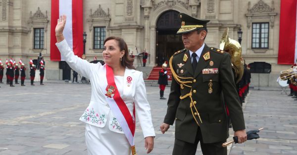 Dina Boluarte luce cambio de look por 28 de julio: presidenta se vistió de blanco y estrenó peinado