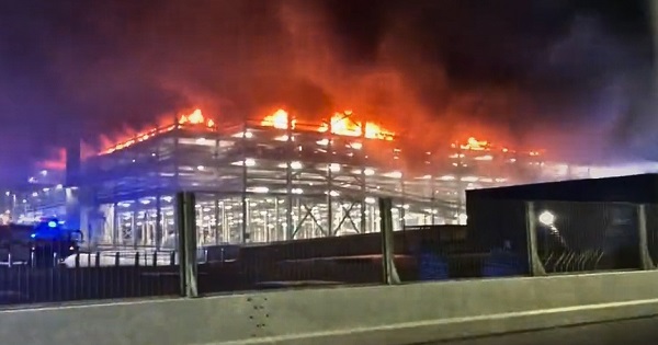 Londres: incendio de grandes proporciones se reporta en aeropuerto de Luton