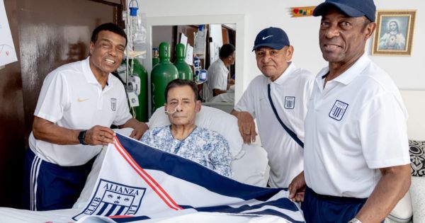 Exjugadores de Alianza Lima visitaron a Roberto Chale en su domicilio