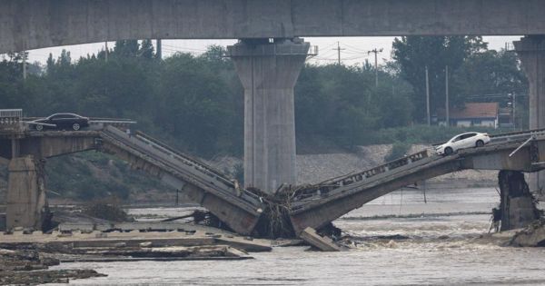 China: varios vehículos caen al río tras colapso de puente por inundaciones
