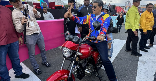 Venezuela: Nicolás Maduro declara como deporte nacional las piruetas en motocicletas