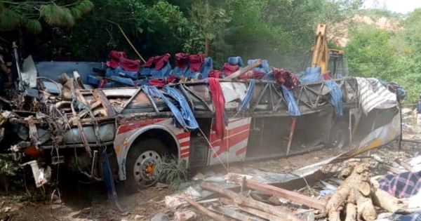 México: autobús cae a barranco y deja al menos 26 personas muertas