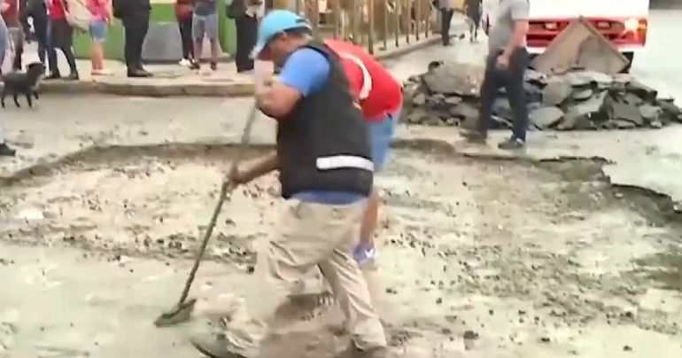 El Agustino: lluvias provocan hundimiento de pista en la avenida José Carlos Mariátegui