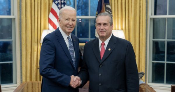 Portada: Embajador Alfredo Ferrero presenta cartas credenciales al presidente Joe Biden